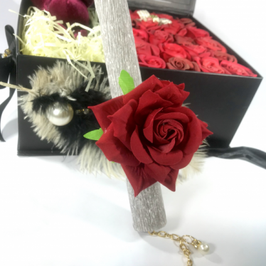 Εικόνα 2 για Red Rabbit & Roses 