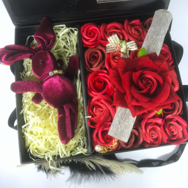 Εικόνα 3 για Red Rabbit & Roses 